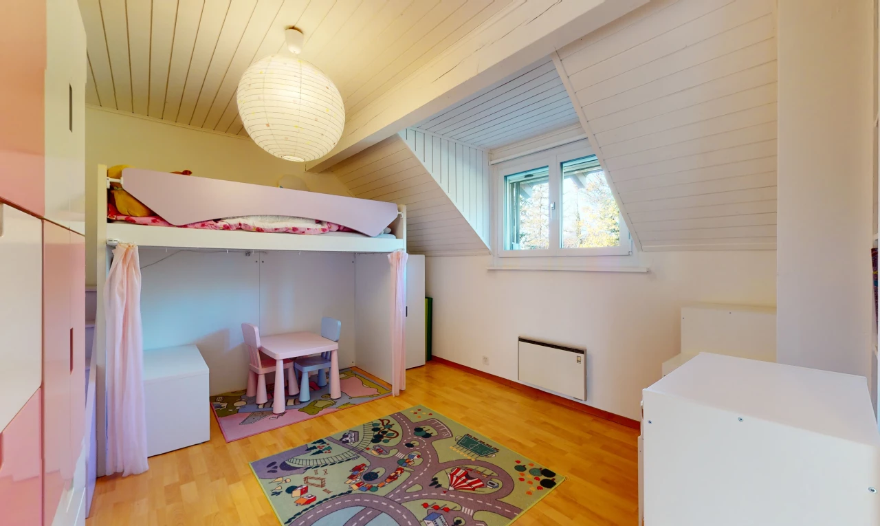 chambre à coucher avec parquet, lumière naturelle, et radiateur