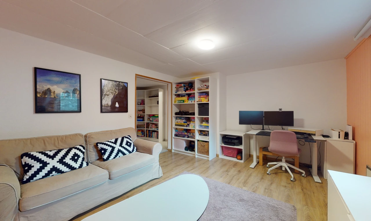 bureau avec parquet et télévision