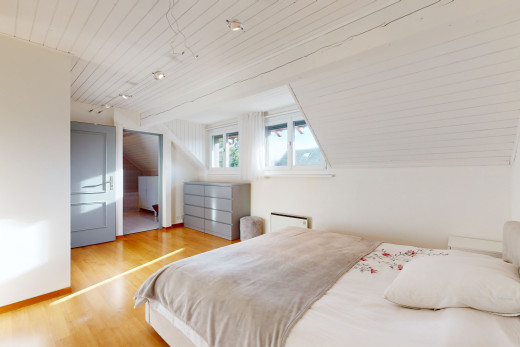 chambre à coucher avec lumière naturelle et parquet