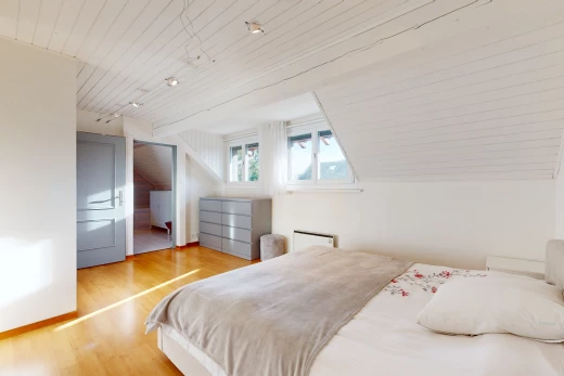chambre à coucher avec lumière naturelle et parquet