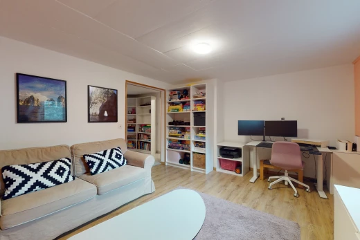 bureau avec parquet et télévision