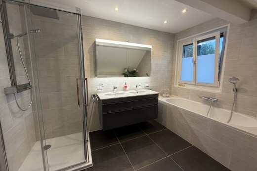 salle de bains avec douche, bain, salle de bain complète, mur en carrelage, et tile wall