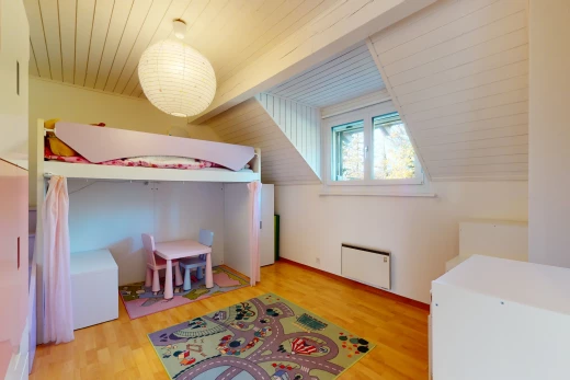 chambre à coucher avec parquet, lumière naturelle, et radiateur