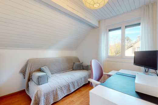 chambre à coucher avec lumière naturelle, plafond voûté, parquet, et télévision
