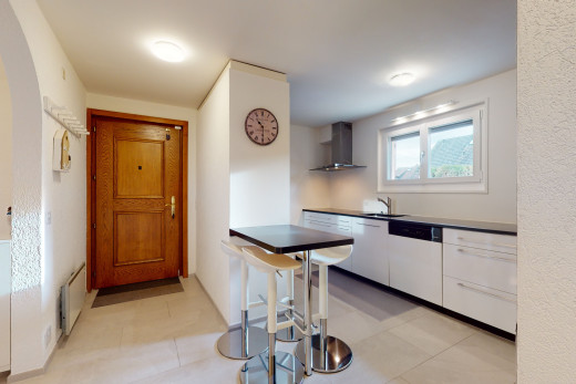 cuisine avec lumière naturelle, carrelage, radiateur plinthe, hotte, et sol clair