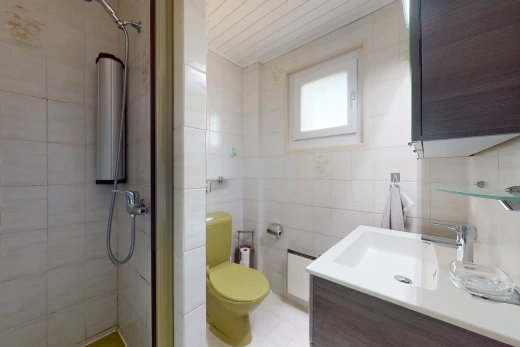 salle de bains avec lumière naturelle, carrelage, miroir, meuble-lavabo, douche, vasque, et toilettes