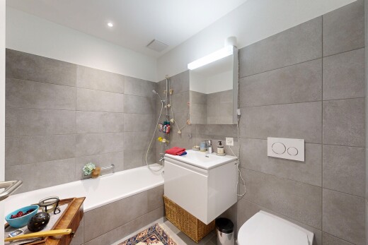 salle de bains avec miroir, lavabo (ou coiffeuse selon le contexte), salle de bain complète, tile wall, et mur en carrelage