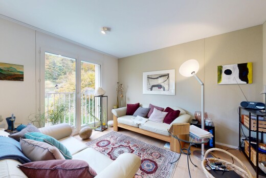 salon avec inside property, lumière naturelle, natural light, sol en finition bois, et wood finish floor