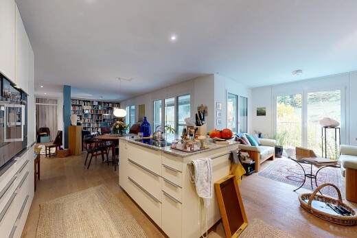 salon / salle à manger avec wood finish floor, sol en finition bois, inside property, natural light, et lumière naturelle