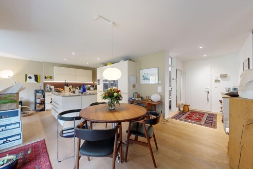 salle à manger avec inside property, wood finish floor, sol en finition bois, drywall, et cloison sèche