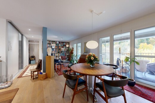 salle à manger avec inside property, wood finish floor, sol en finition bois, natural light, et lumière naturelle