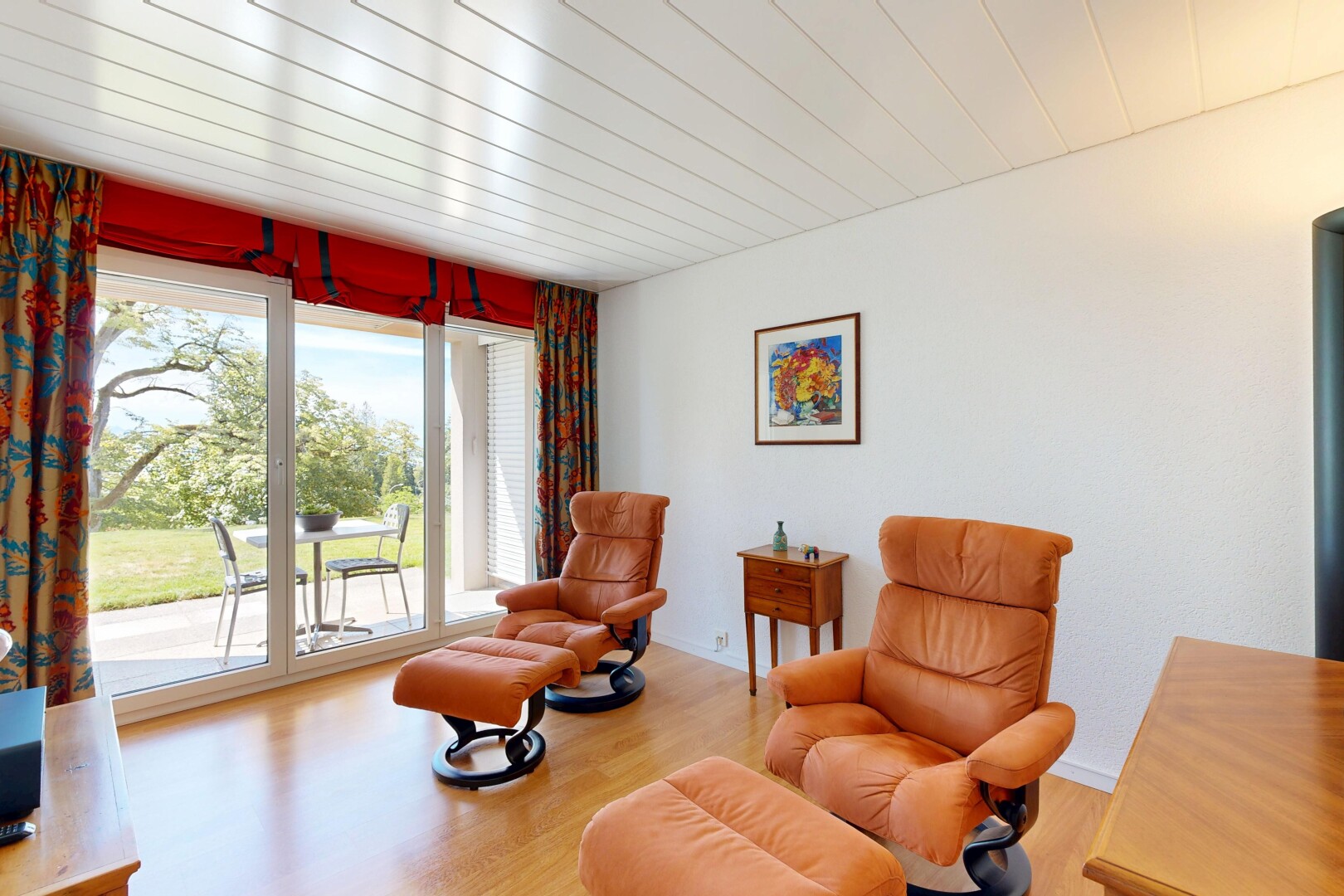 salon avec day time, sol en finition bois, wood finish floor, lumière naturelle, et natural light