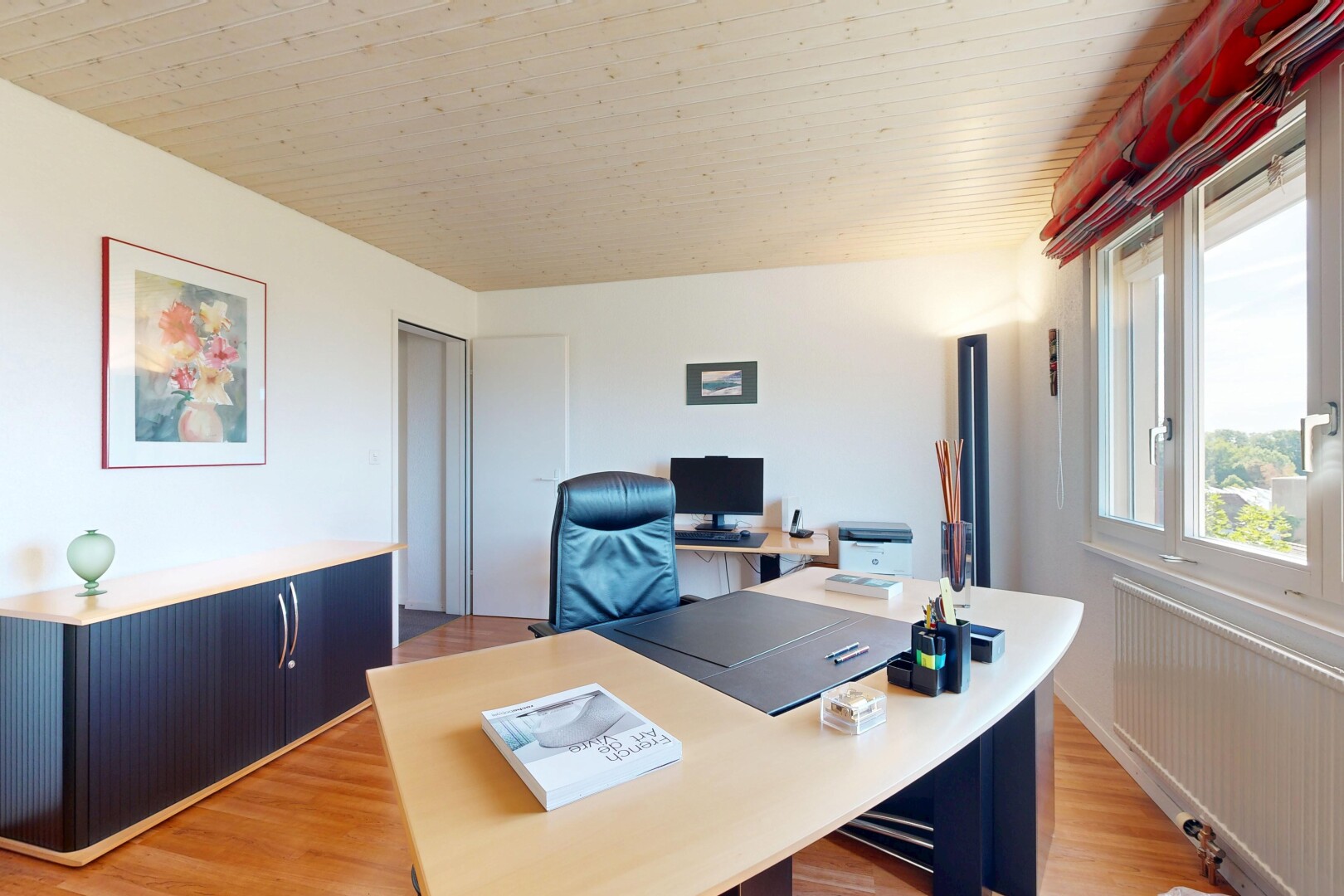 bureau avec radiateur, inside property, sol en finition bois, wood finish floor, et espace bureau