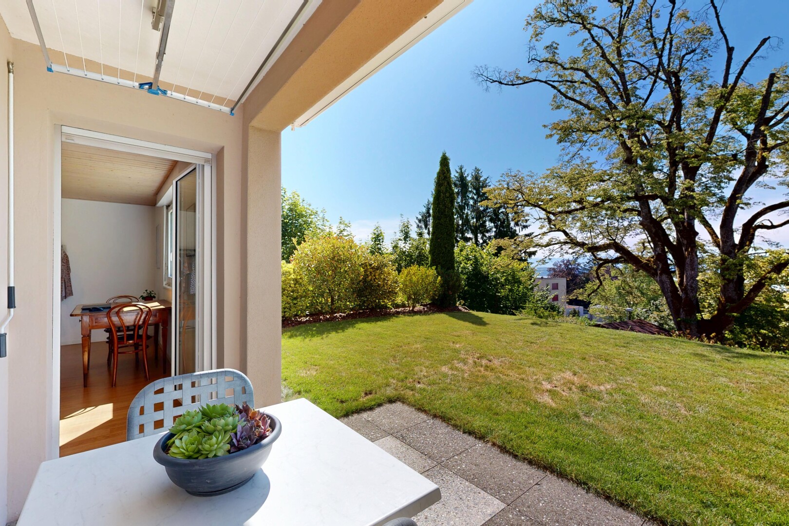jardin avec pelouse, day time, from property, et terrasse