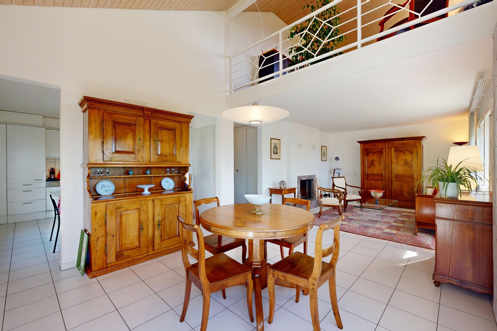 salle à manger avec cloison sèche, drywall, plafond haut, high ceiling, et inside property