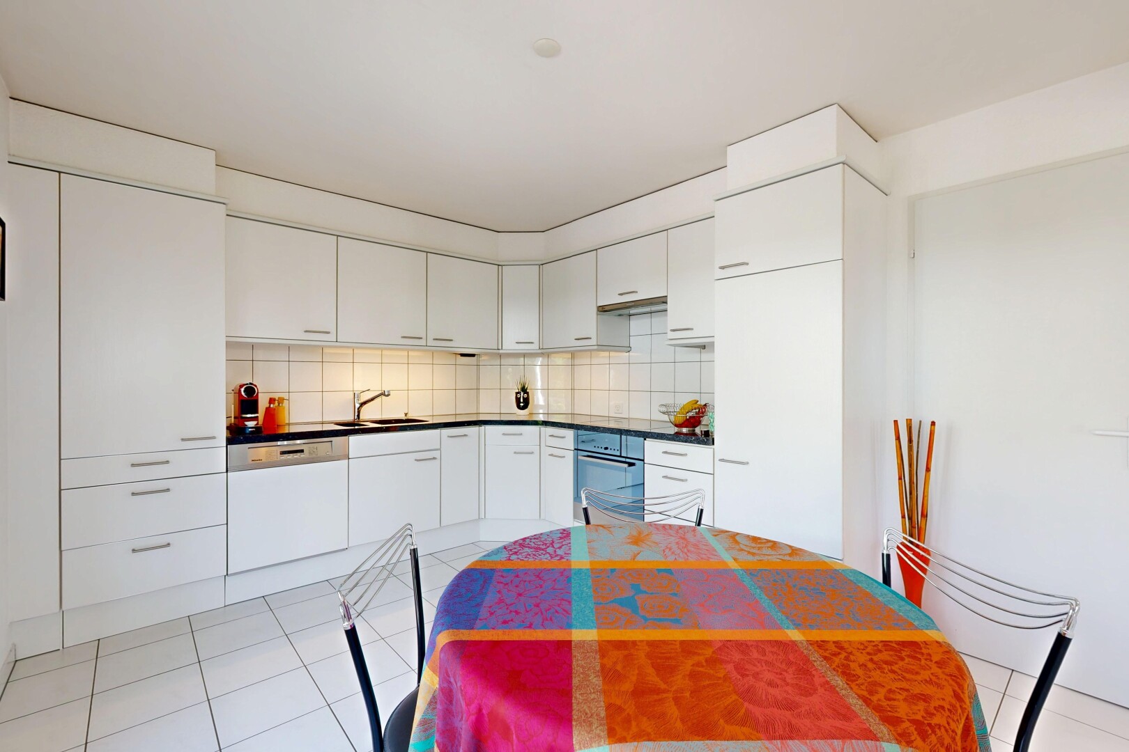 cuisine avec light floor, dark countertops, plans de travail, four, et dosseret