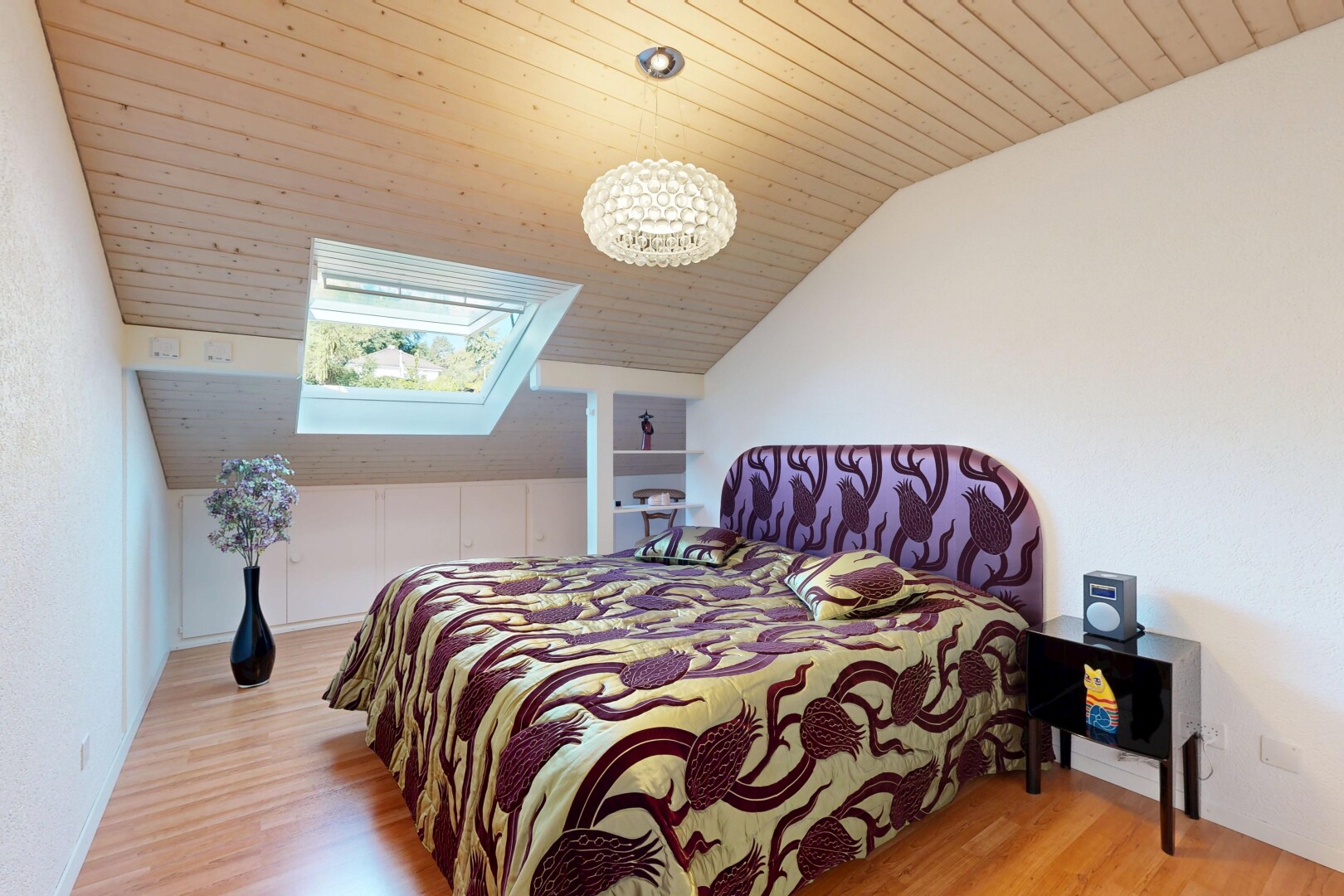 chambre avec plafond en bois, wood ceiling, sol en finition bois, wood finish floor, et plafond voûté