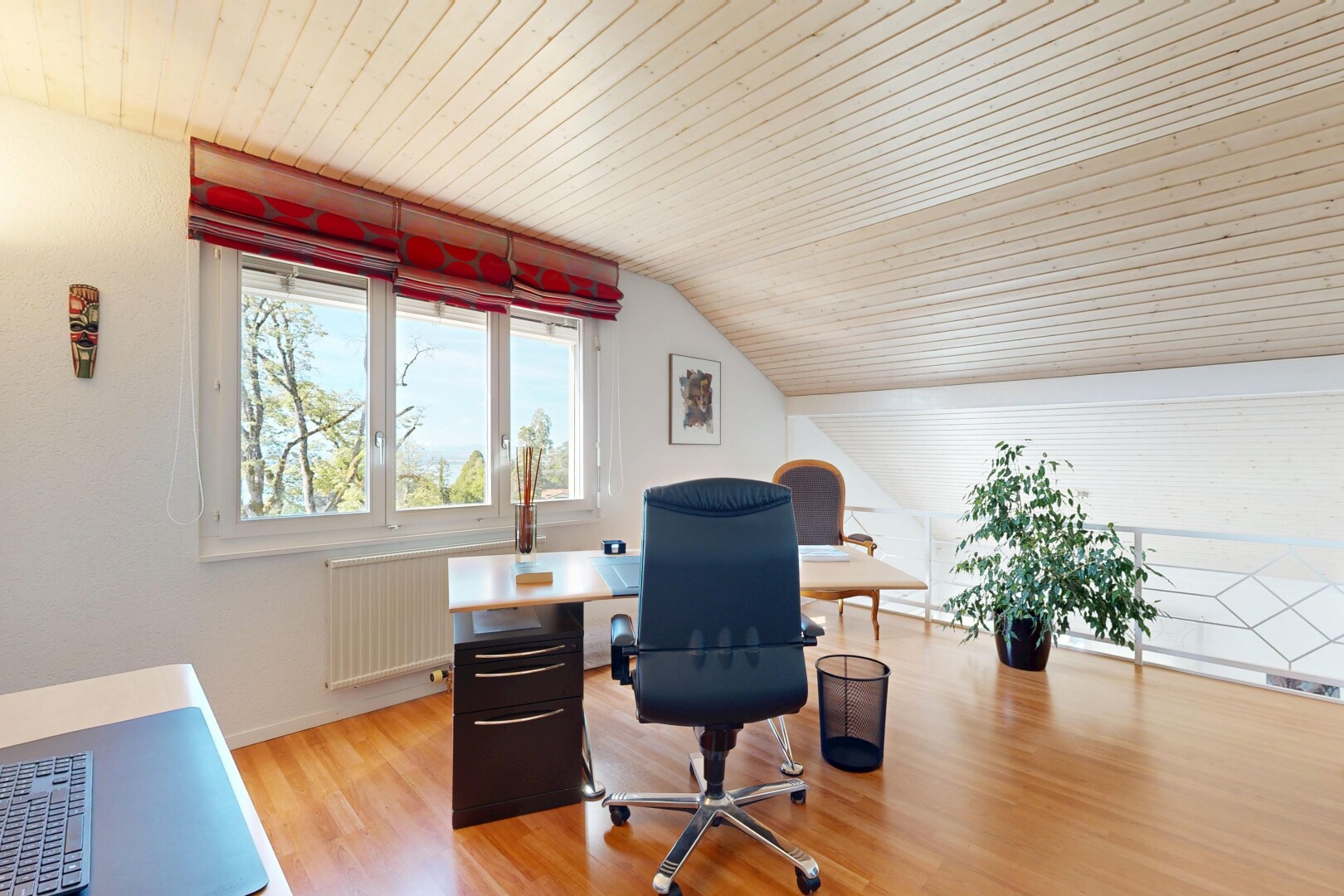bureau avec day time, sol en finition bois, wood finish floor, espace bureau, et radiateur