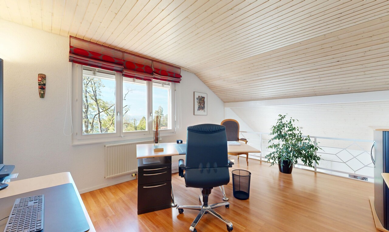 bureau avec day time, sol en finition bois, wood finish floor, espace bureau, et radiateur