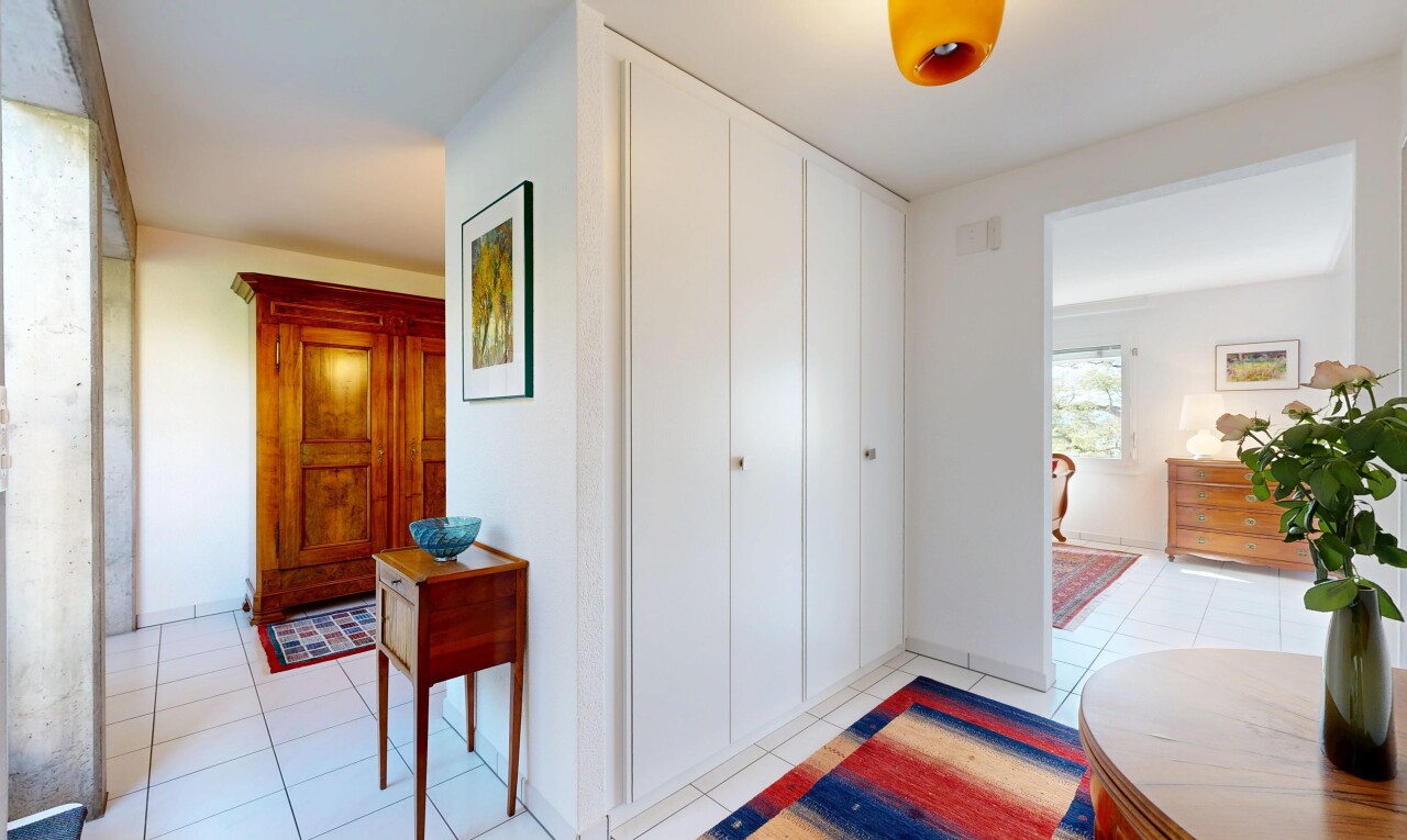 chambre avec cloison sèche, drywall, sol en carrelage, tile floor, et inside property