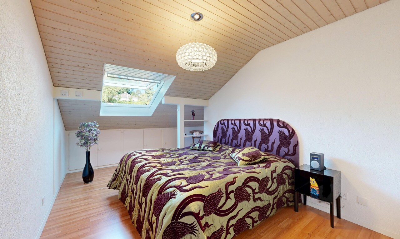chambre avec plafond en bois, wood ceiling, sol en finition bois, wood finish floor, et plafond voûté
