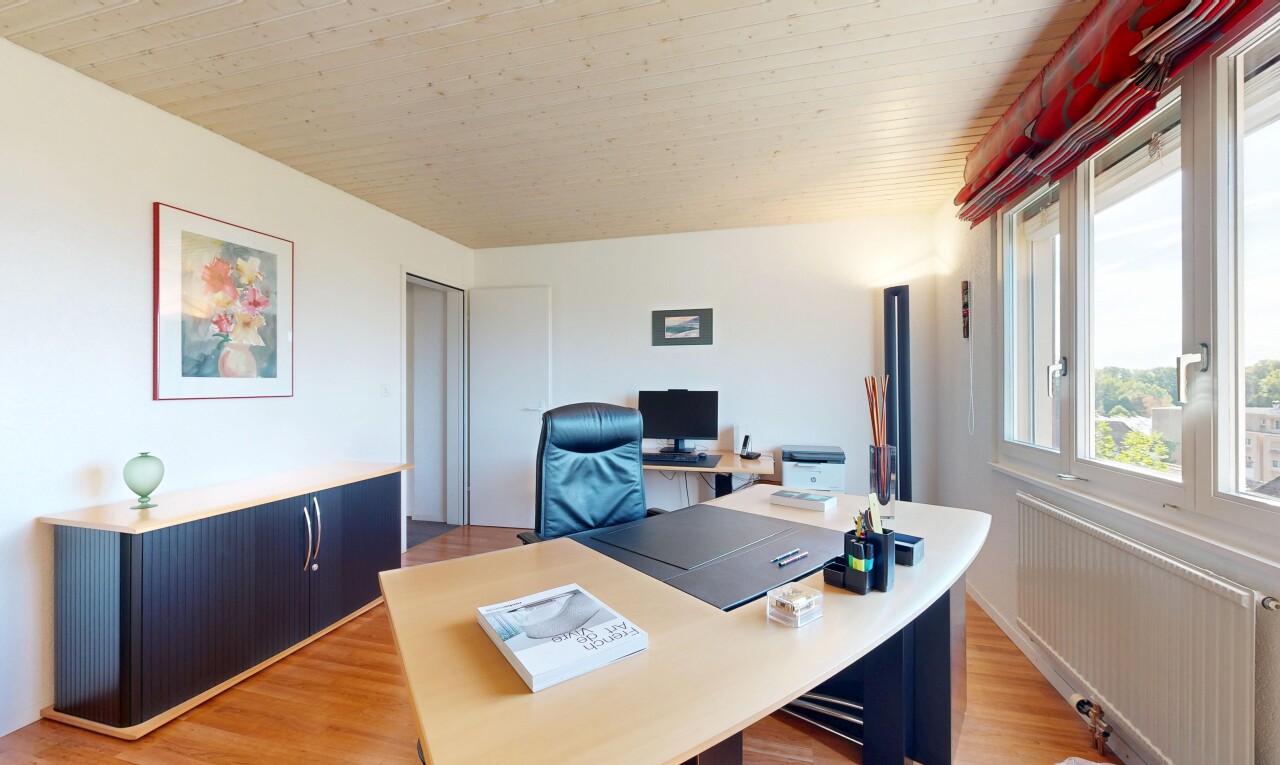 bureau avec radiateur, inside property, sol en finition bois, wood finish floor, et espace bureau