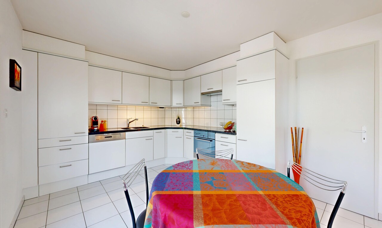 cuisine avec light floor, dark countertops, plans de travail, four, et dosseret