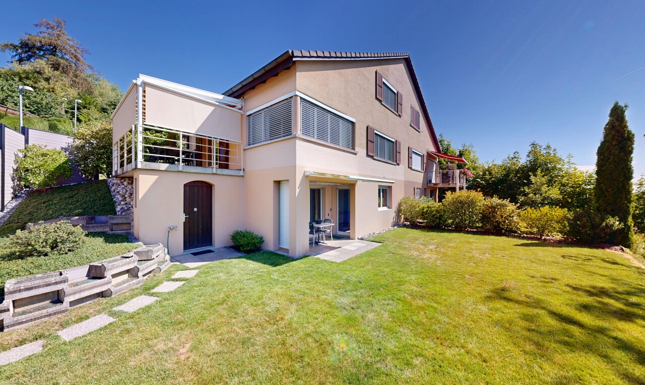 façade avec pelouse, property visible, bardage en stuc, day time, et terrasse