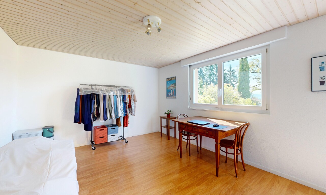 salle à manger avec sol en finition bois, wood finish floor, lumière naturelle, natural light, et inside property