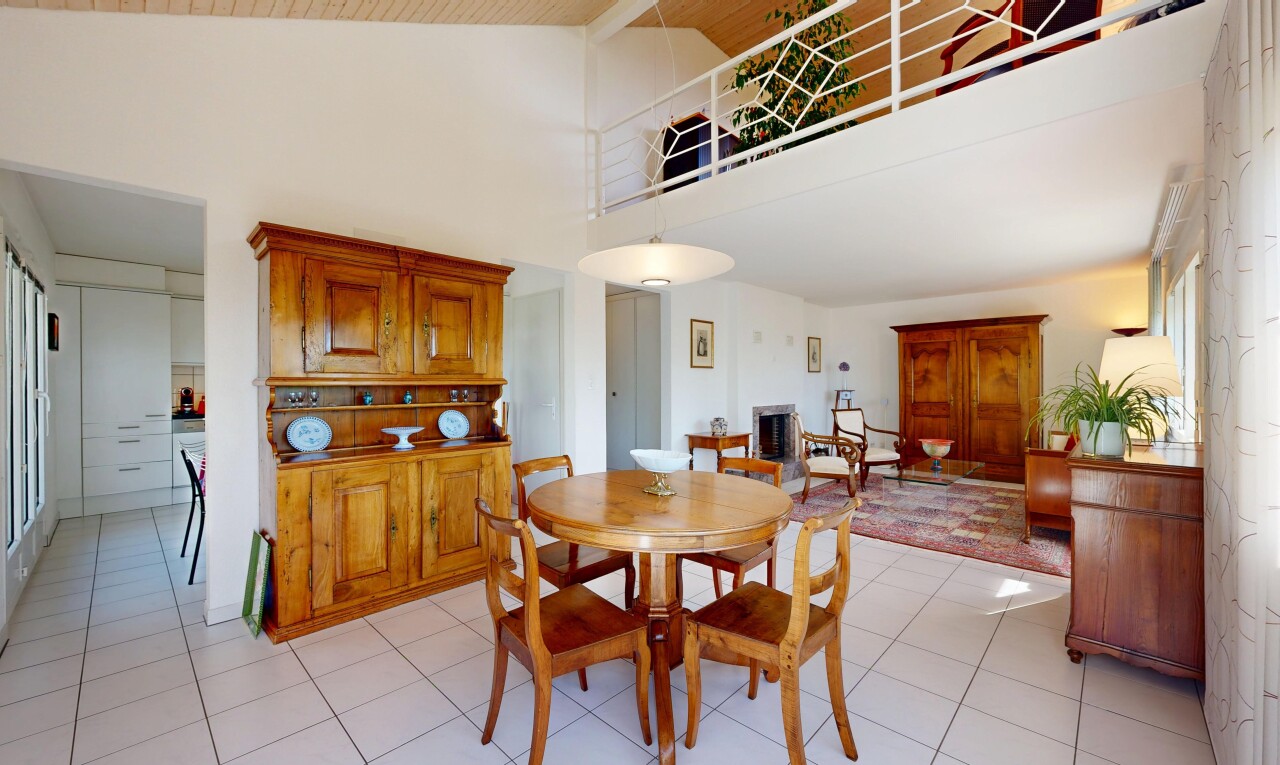 salle à manger avec cloison sèche, drywall, plafond haut, high ceiling, et inside property