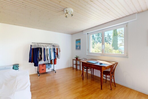 salle à manger avec sol en finition bois, wood finish floor, lumière naturelle, natural light, et inside property
