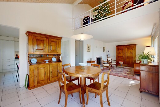 salle à manger avec cloison sèche, drywall, plafond haut, high ceiling, et inside property