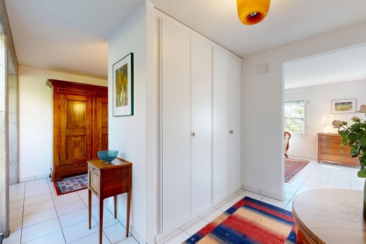 chambre avec cloison sèche, drywall, sol en carrelage, tile floor, et inside property