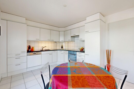 cuisine avec light floor, dark countertops, plans de travail, four, et dosseret