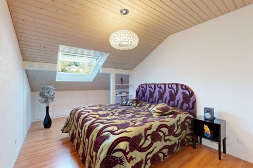chambre avec plafond en bois, wood ceiling, sol en finition bois, wood finish floor, et plafond voûté