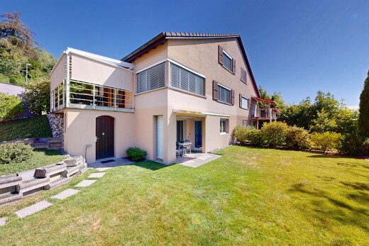 façade avec pelouse, property visible, bardage en stuc, day time, et terrasse
