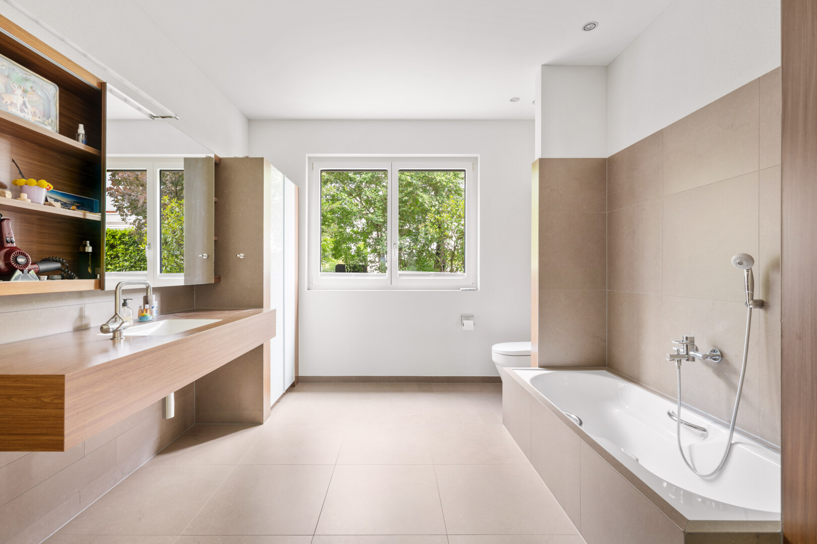 bad mit bad, komplettes badezimmer, schminktisch, light floor, und inside property