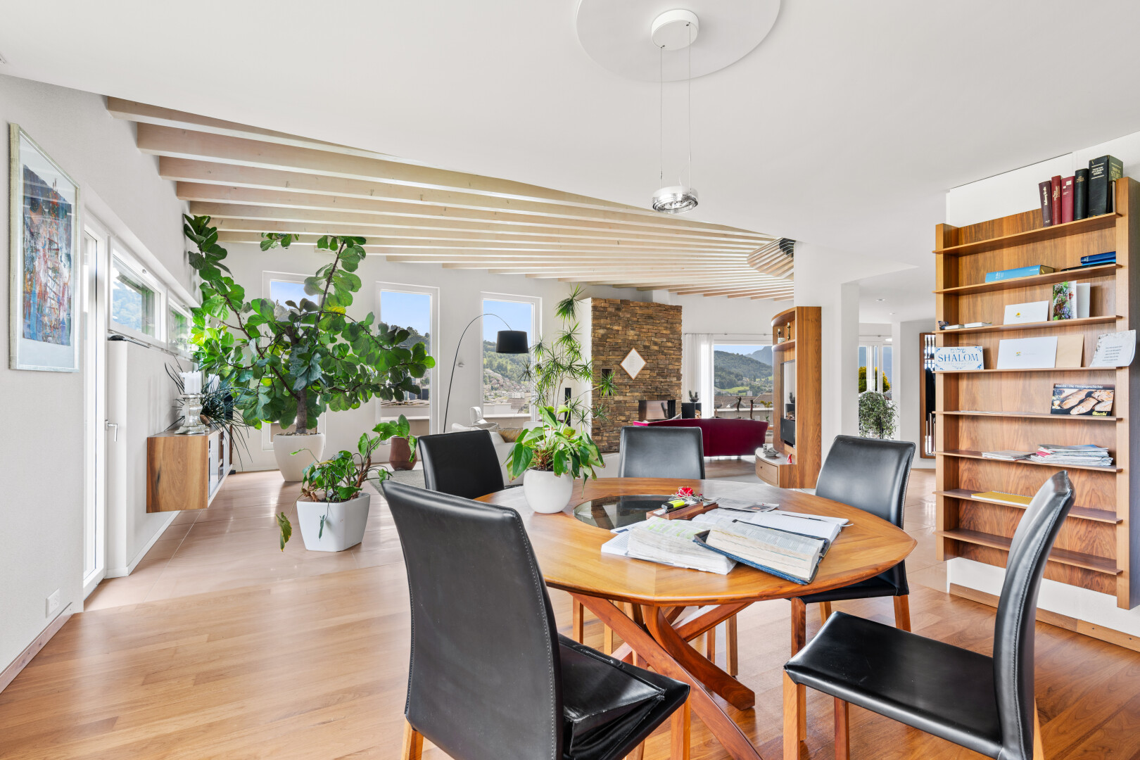 esszimmer mit drywall, gipskartonwand, inside property, wood finish floor, und holzfußboden