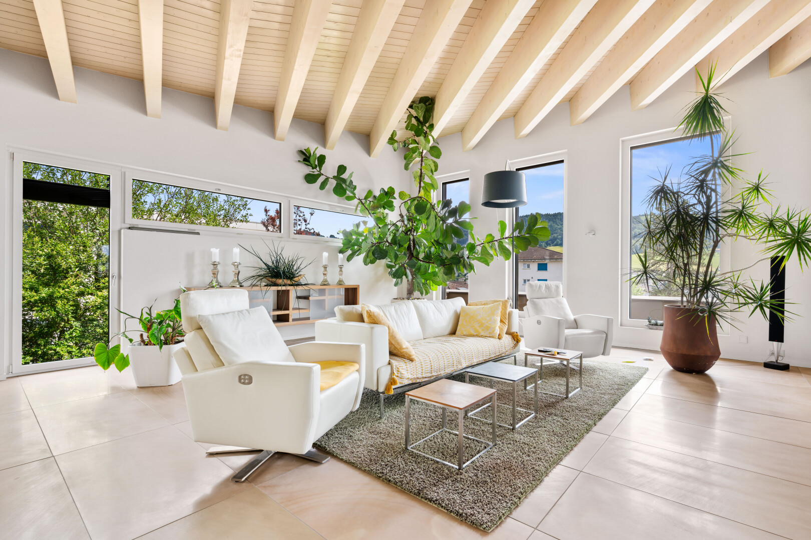 wohnzimmer mit day time, inside property, drywall, gipskartonwand, und natural light
