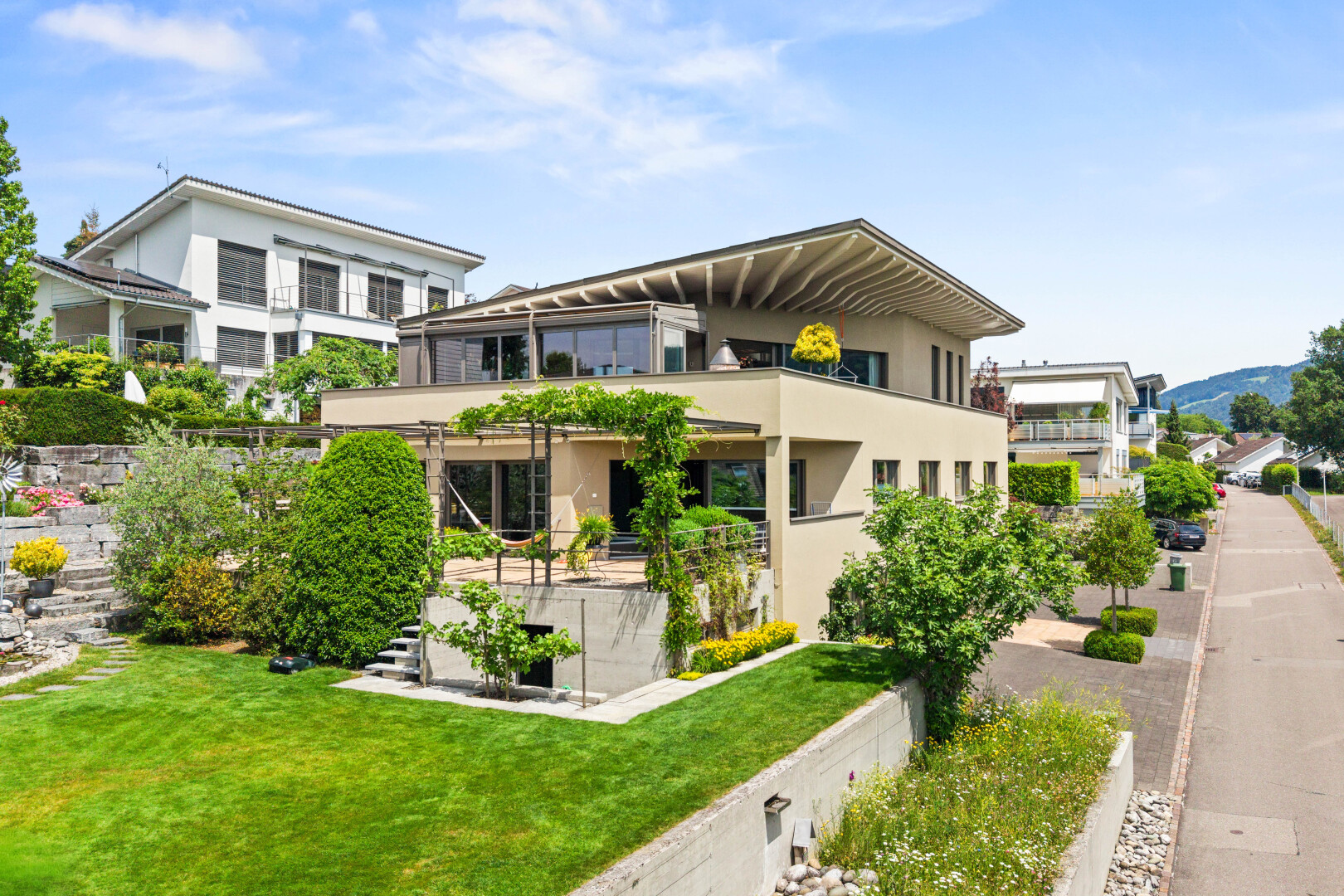 außenansicht mit balkon, day time, rasen, und stuckverkleidung