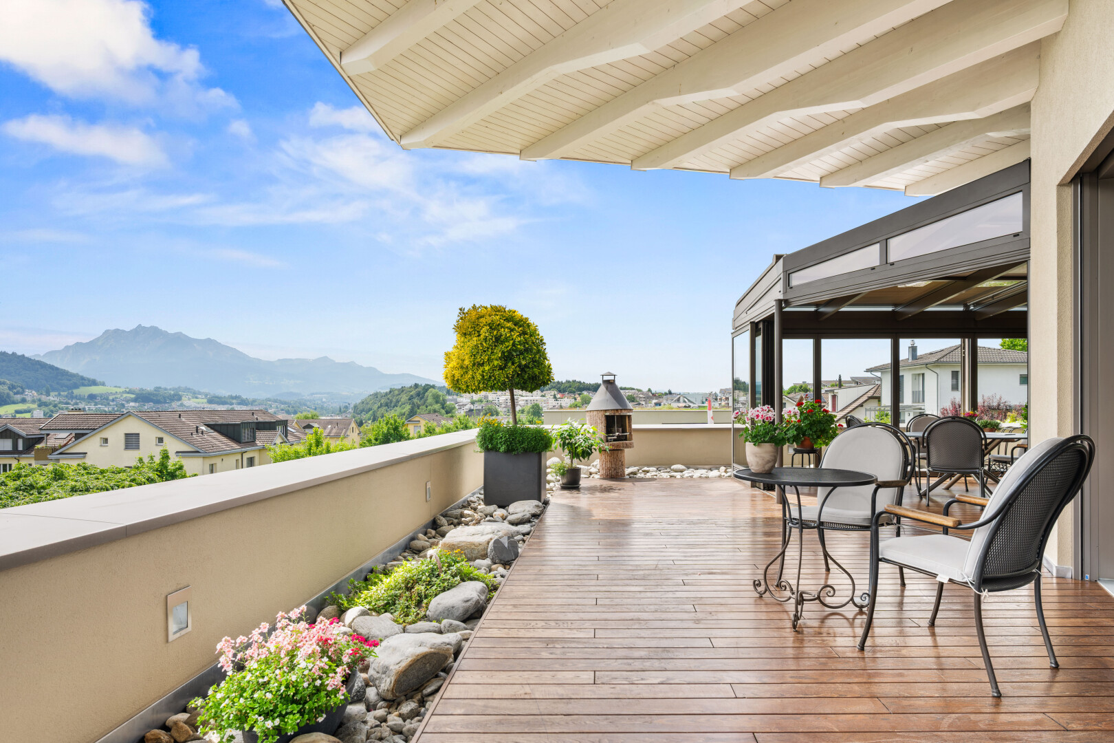 terrasse mit from property, blick auf die berge, mountain view, day time, und deck