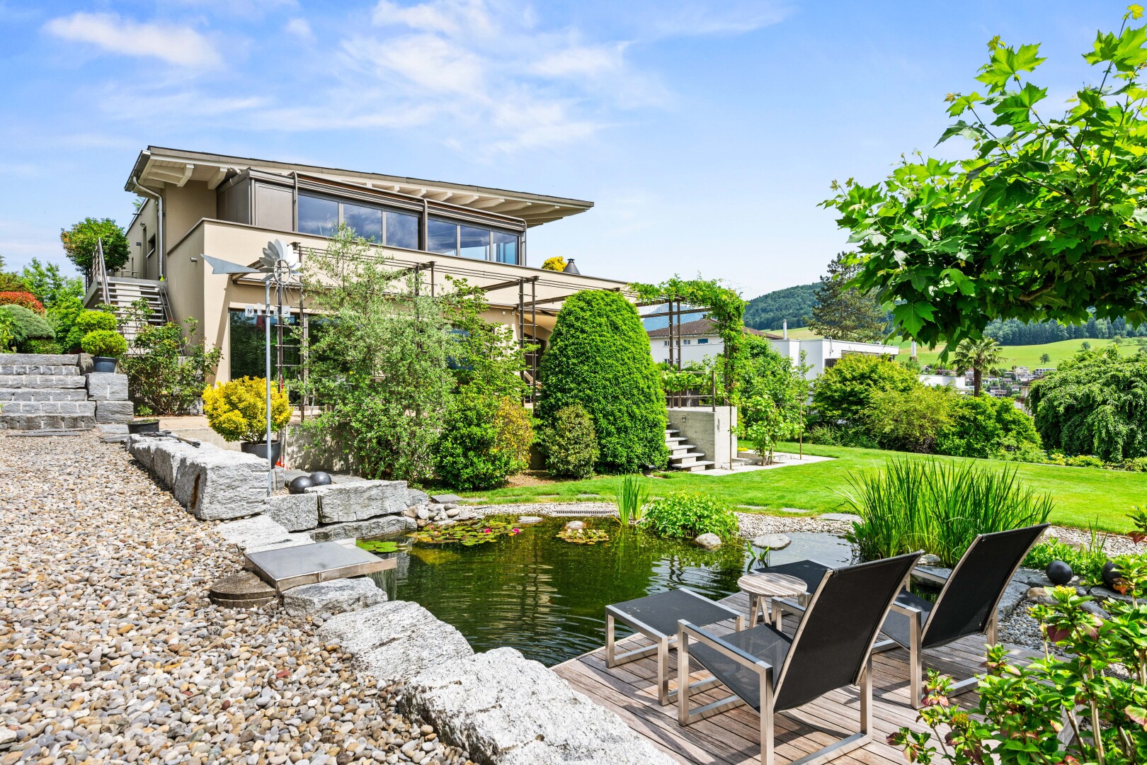 garten mit treppen, garden pond, garten teich, from property, und day time