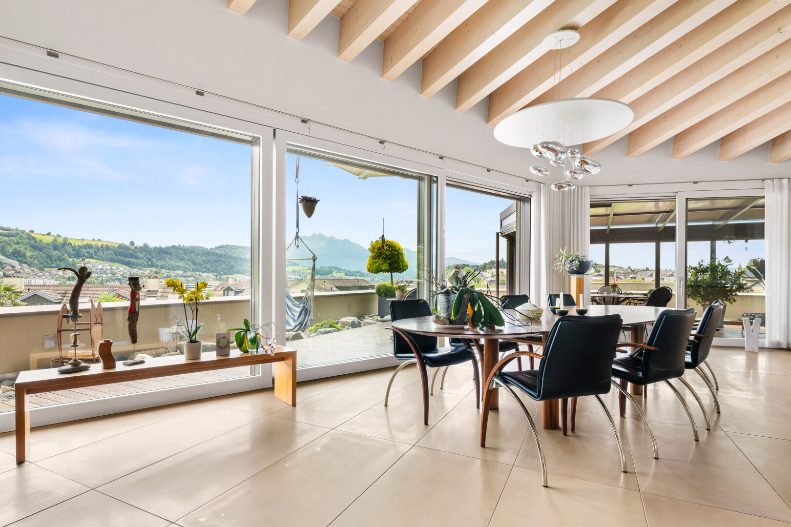 esszimmer mit blick auf die berge, mountain view, day time, natural light, und natürliches licht