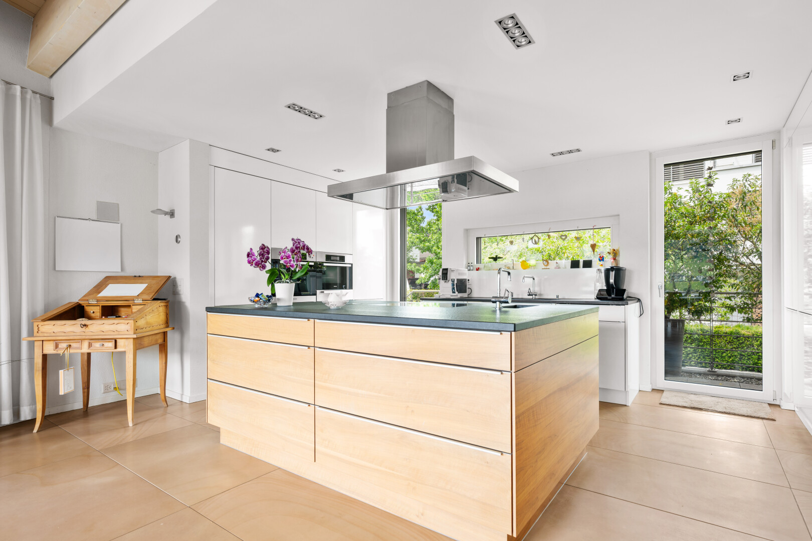 küche mit kitchen island, kücheninsel, dunstabzugshaube, light floor, und inside property