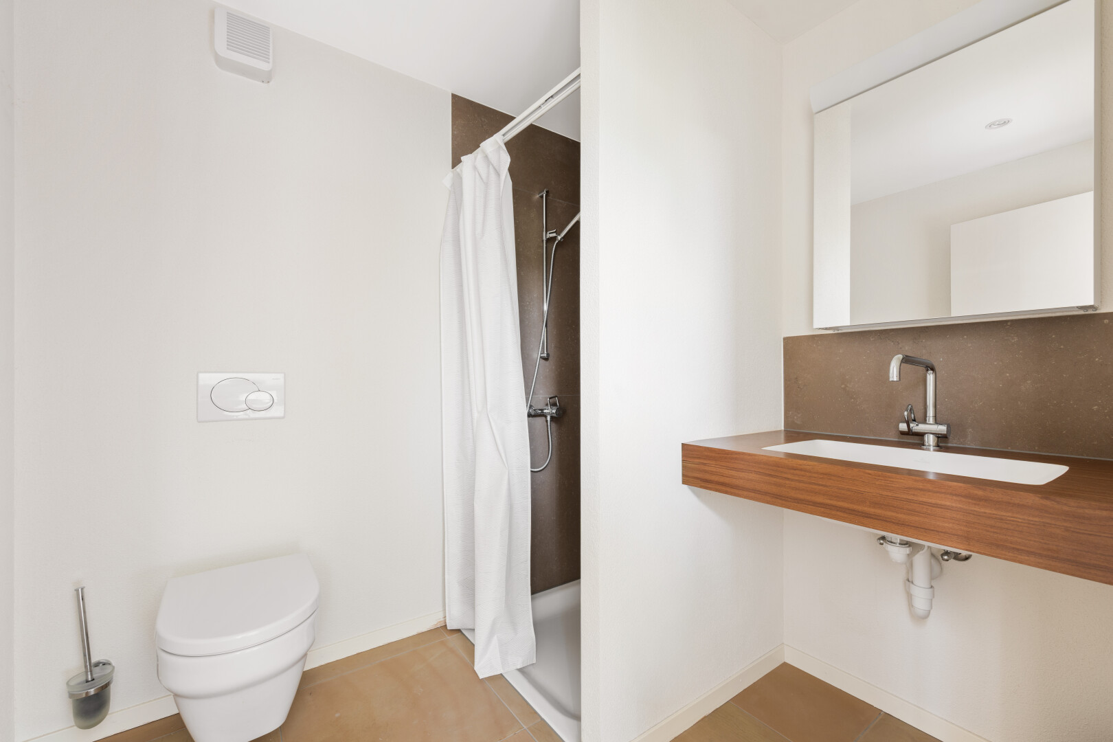 bad mit drywall, gipskartonwand, dusche, komplettes badezimmer, und inside property