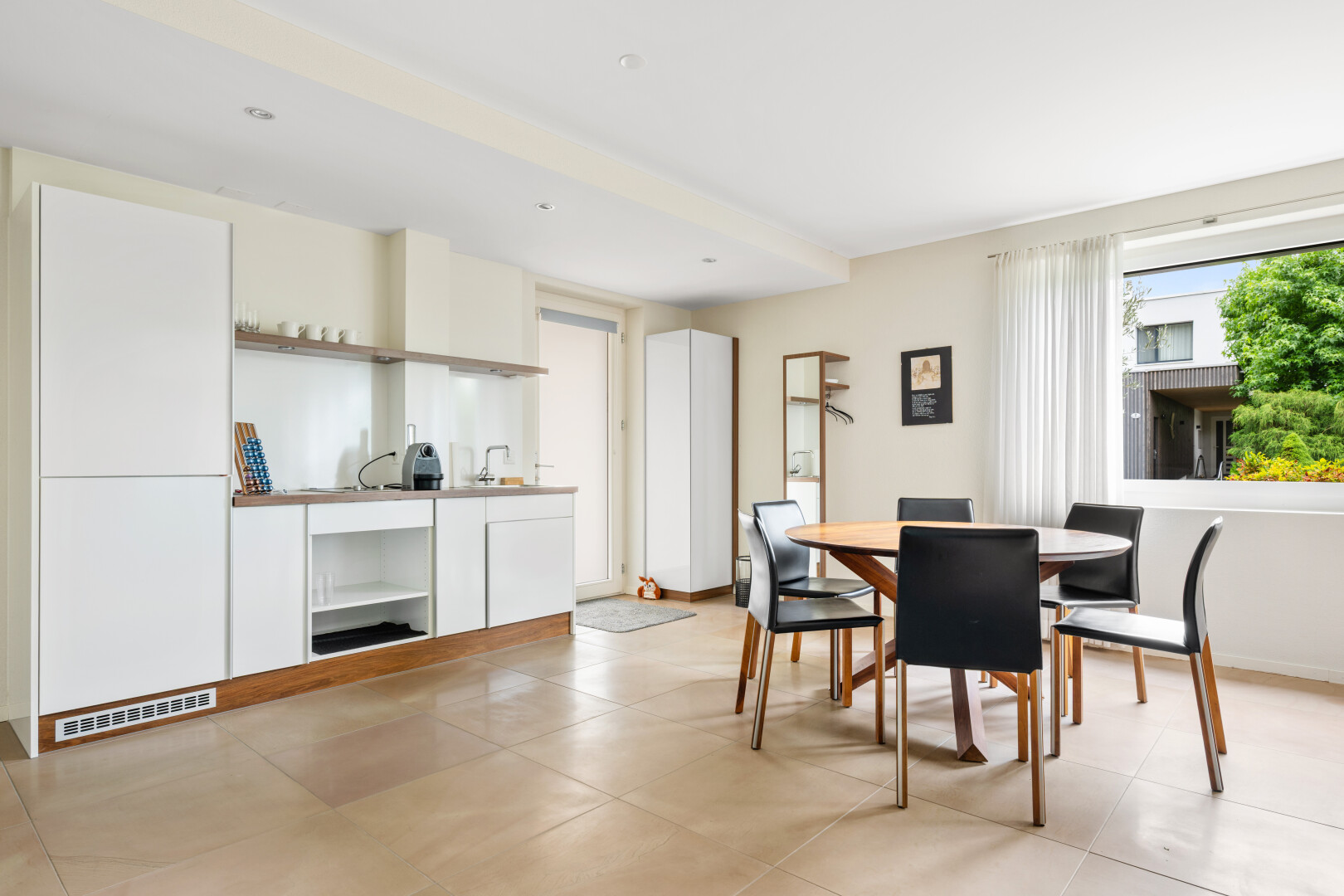 esszimmer mit inside property, gipskartonwand, drywall, natürliches licht, und natural light