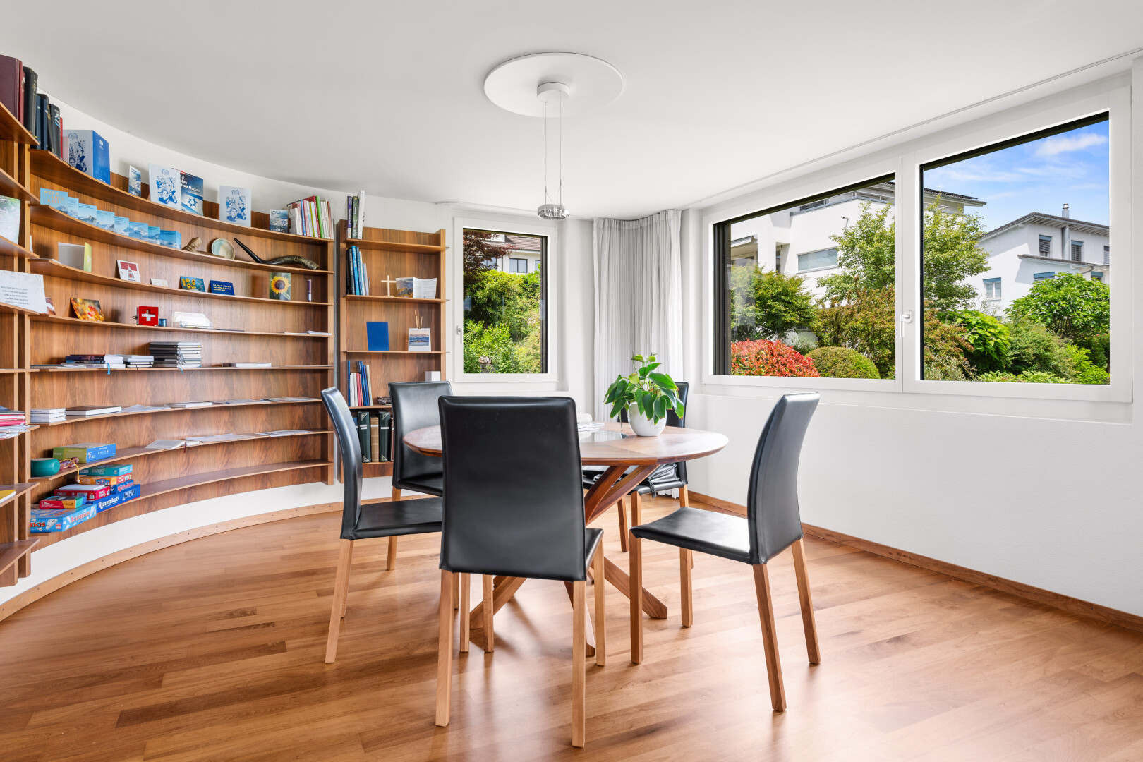 esszimmer mit inside property, holzfußboden, wood finish floor, gipskartonwand, und drywall