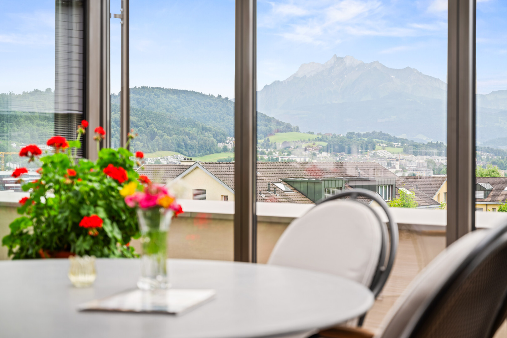 esszimmer mit blick auf die berge, mountain view, inside property, day time, und natural light