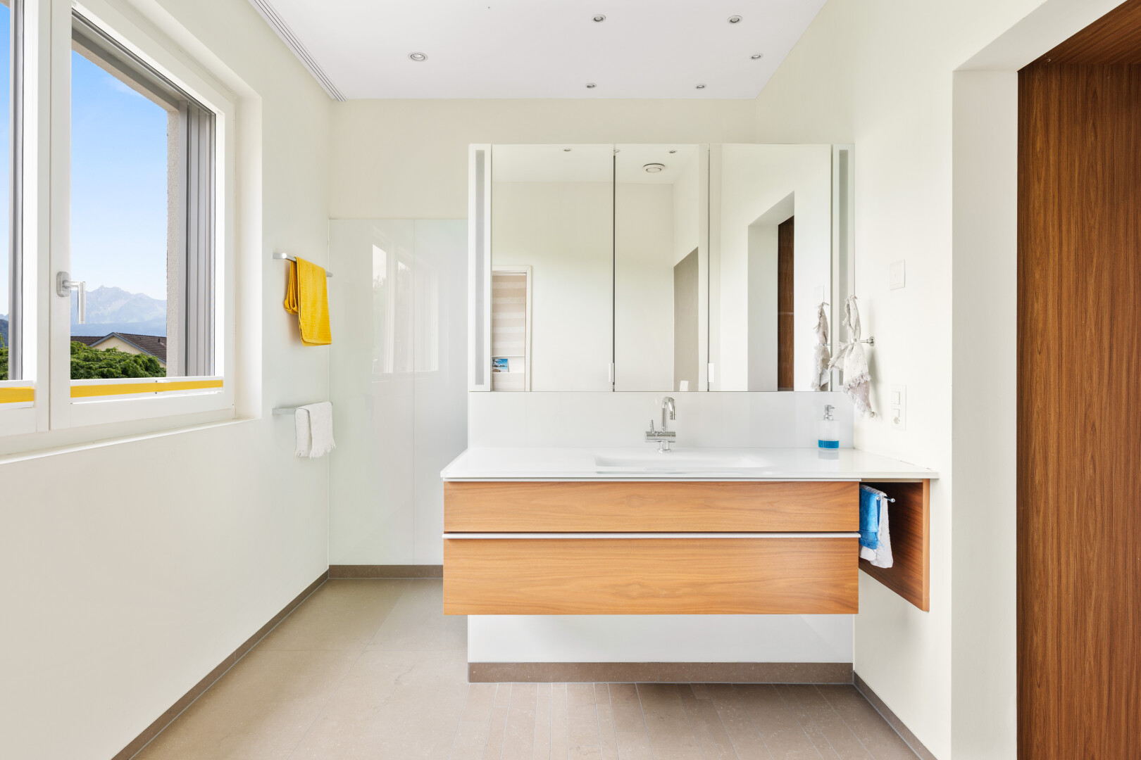 bad mit light floor, inside property, drywall, gipskartonwand, und schminktisch