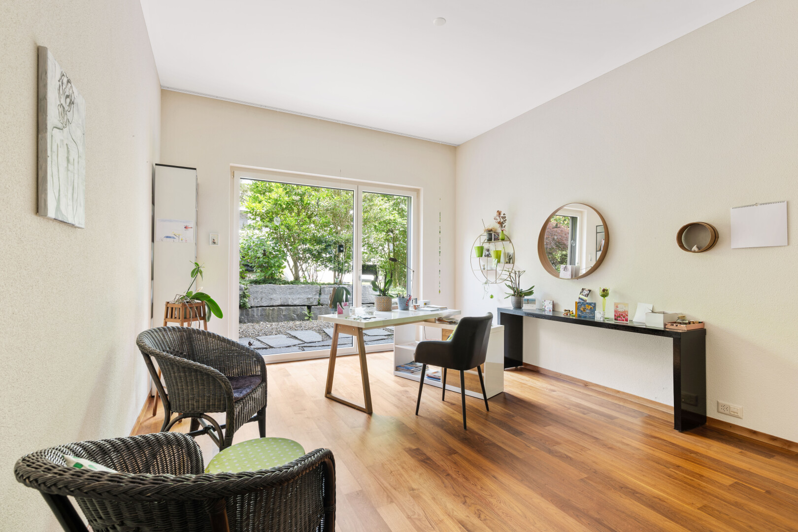 esszimmer mit natural light, natürliches licht, wood finish floor, holzfußboden, und inside property